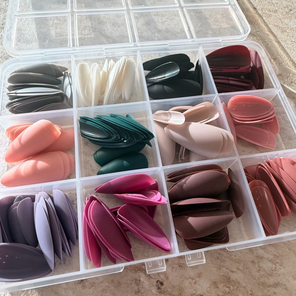 Multi-Color Matte Nails with Storage Box - Picture 4 of 5